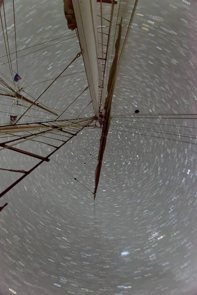 별이 빛나는 하늘에 대한 움직이는 항해 보트의 샤프트 — 스톡 사진