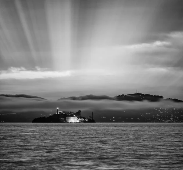 San Francisco 'da batında Alcatraz Adası — Stok fotoğraf