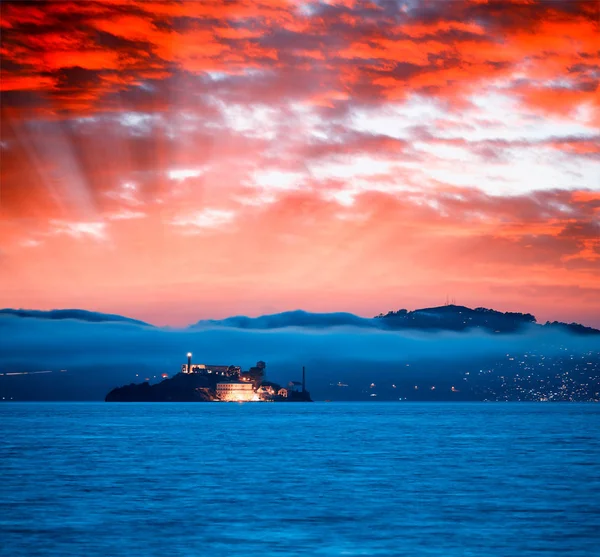 サンフランシスコの夕暮れ時のアルカトラズ島 — ストック写真