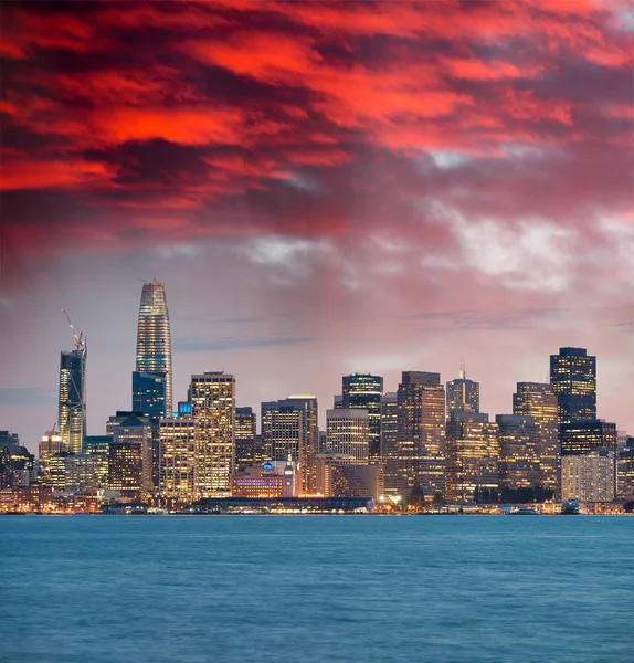 San Francisco, Kalifornien. Panorama utsikt över solnedgången över Downtown Sky — Stockfoto