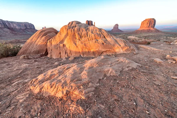 Rochas vermelhas do Monument Valley em um dia claro de verão — Fotografia de Stock
