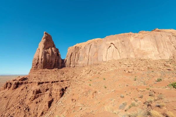 Rote Felsen im Tal des Denkmals an einem klaren Sommertag — Stockfoto