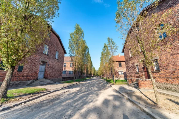 Auschwitz Birkenau Concentration Camp Barracks en un día soleado — Foto de Stock