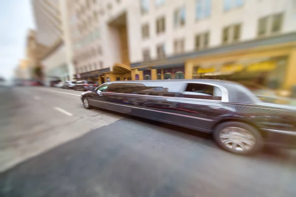 Limousine longa acelerando ao longo da rua da cidade — Fotografia de Stock