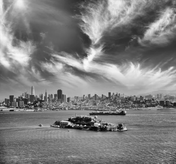 Isola di Alcatraz al tramonto a San Francisco — Foto Stock