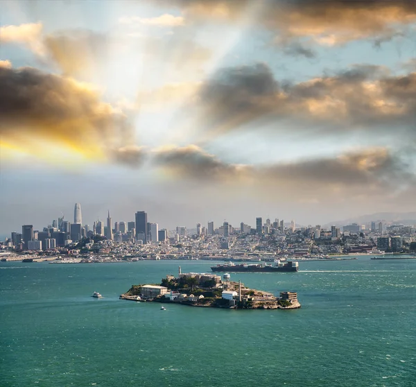 Isola di Alcatraz al tramonto a San Francisco — Foto Stock