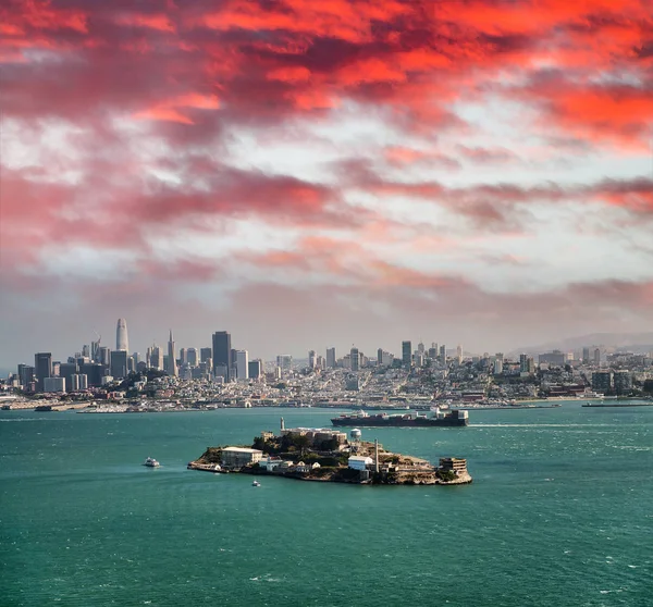 Остров Алькатрас на закате в Сан-Франциско — стоковое фото