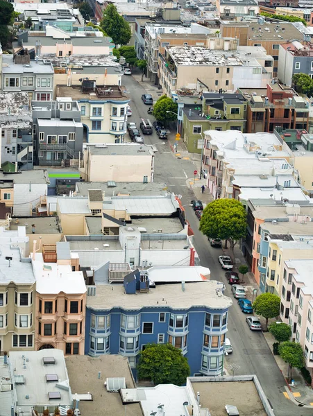 Widok z lotu ptaka na stromą ulicę i panoramę San Francisco — Zdjęcie stockowe