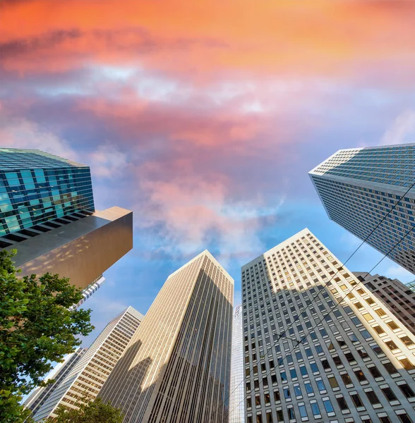 Downtown San Francico wolkenkrabbers, hemelwaarts uitzicht op de schemering — Stockfoto