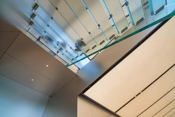 Gente pies caminando en una escalera transparente, concepto de negocio —  Fotos de Stock
