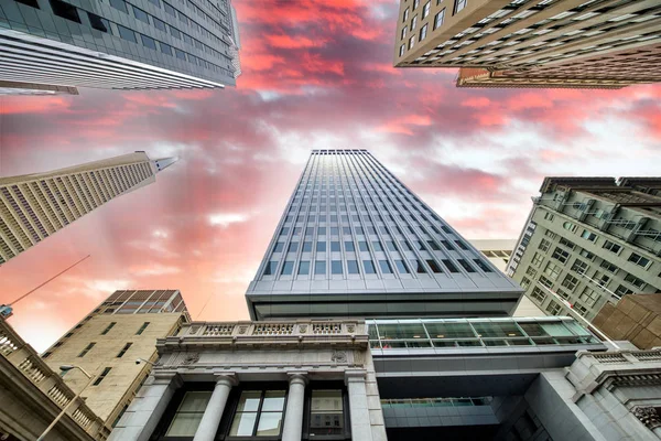 Vista verso l'alto degli edifici del centro di San Francisco — Foto Stock