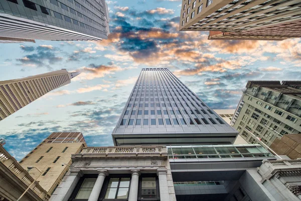 San Francisco Wolkenkratzer in der Innenstadt, Blick nach oben in der Abenddämmerung — Stockfoto