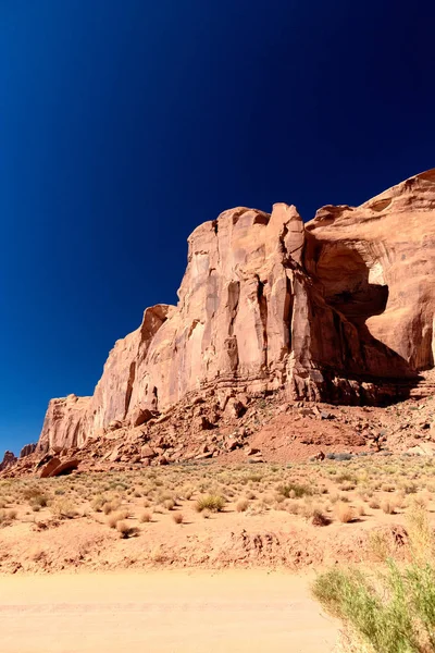 Rochas vermelhas do Monument Valley em um dia claro de verão — Fotografia de Stock