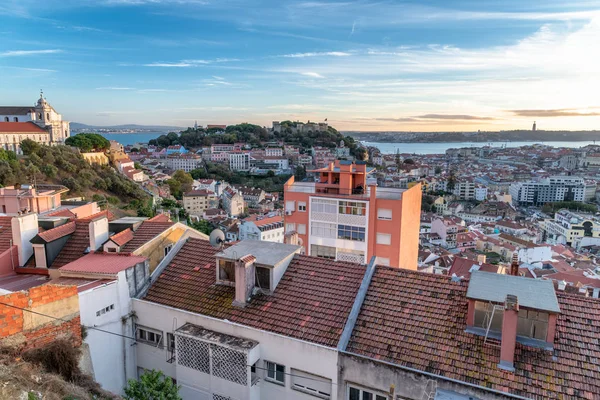 Utsikt över Lissabons skyline på en solig dag, Portugal — Stockfoto