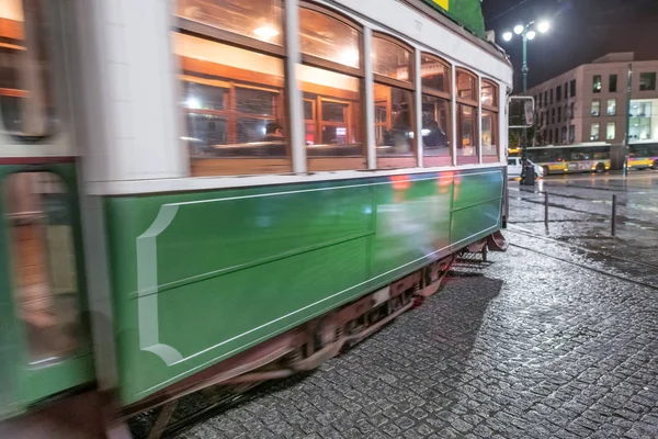 Зеленый трамвай в Лиссабоне ночью — стоковое фото