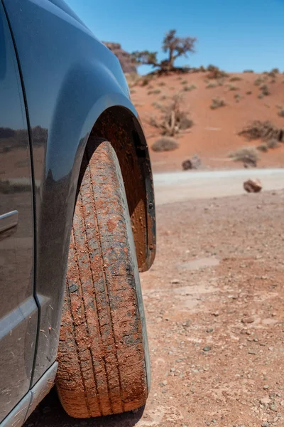 Red sand under car tyre ona clear sunny day — Stock Photo, Image