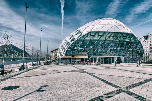 Nowa Galeria Budapeszt wzdłuż Dunaju w słoneczny dzień, Węgry — Zdjęcie stockowe