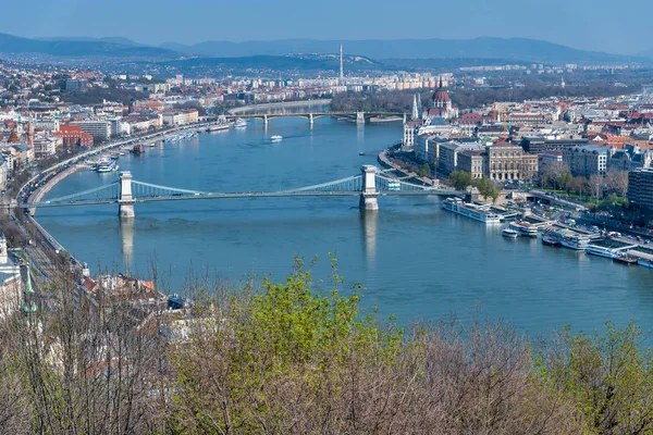 Gyönyörű hidak Budapesten a Budai hegyről — Stock Fotó