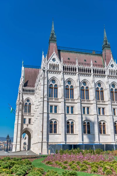 Außenansicht des Budapester Parlaments an einem sonnigen Tag — Stockfoto