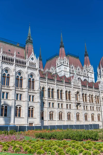 Außenansicht des Budapester Parlaments an einem sonnigen Tag — Stockfoto