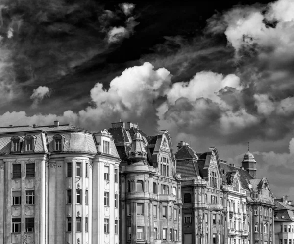 Барвисті і стародавні середньовічні будівлі Будапешта, Угорщина — стокове фото