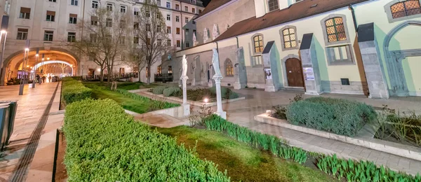 Iglesia parroquial de la ciudad interior en Pest por la noche, Budapest —  Fotos de Stock