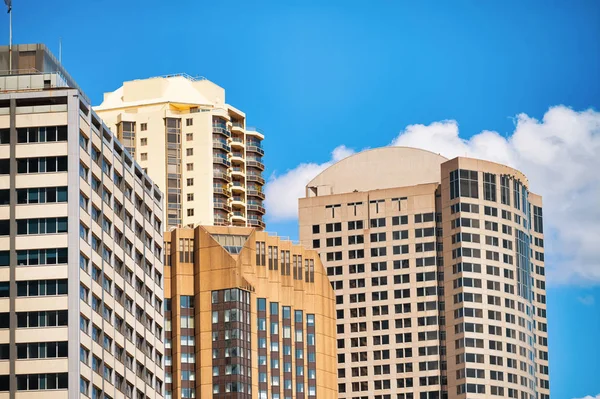 Widok skyward budynków w centrum Sydney, Australia — Zdjęcie stockowe