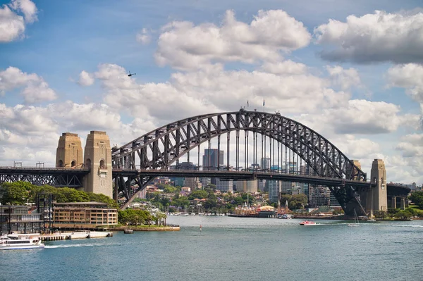 Sydney Harbor Bridge pada hari yang cerah — Stok Foto