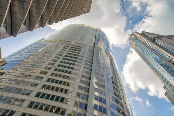 Downtown Sydney binalarının Skyward görünümü, Avustralya — Stok fotoğraf