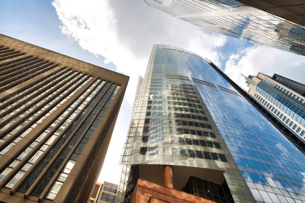 Widok skyward budynków w centrum Sydney, Australia — Zdjęcie stockowe