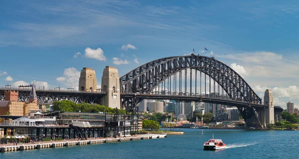 Sydney Harbor Bridge egy napsütéses napon — Stock Fotó