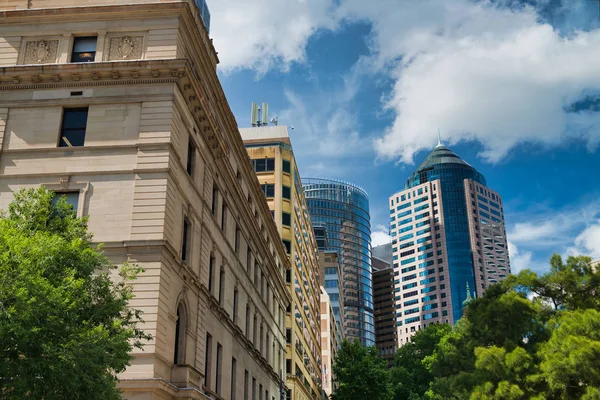 Widok skyward budynków w centrum Sydney, Australia — Zdjęcie stockowe