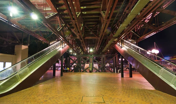 Cockle Bay Wharf Escaleras mecánicas por la noche, Sydney — Foto de Stock