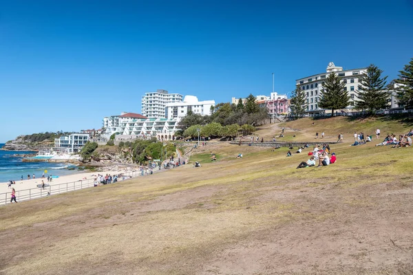 Bondi Beach, Australien-18 augusti 2018: kust och byggnad — Stockfoto