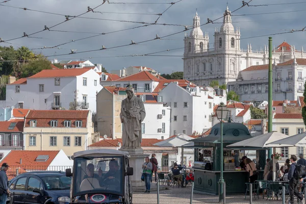 LISBOA - 30 DE OCTUBRE DE 2018: Los turistas visitan el centro de Lisboa —  Fotos de Stock