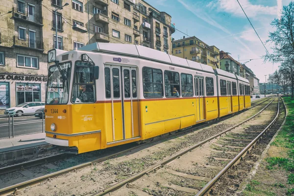 Boedapest, Hongarije-30 maart, 2019: gele tram versnelt langs — Stockfoto