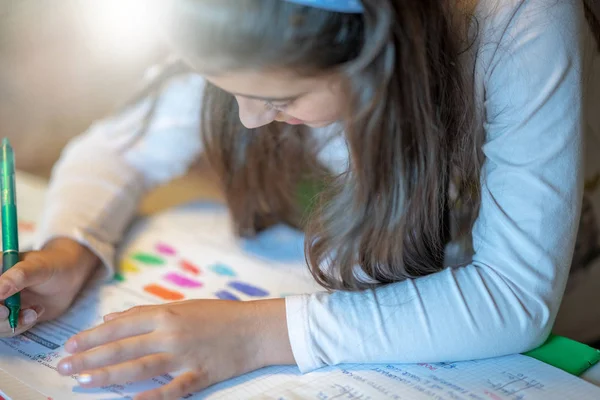 Ung flicka gör skolan lektion hemma. Begreppet familjeliv — Stockfoto