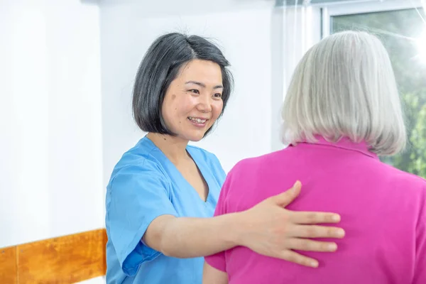 Asian Medical Assistant Helps Mature Elderly Woman Gym Excercises Retirement — Stock Photo, Image