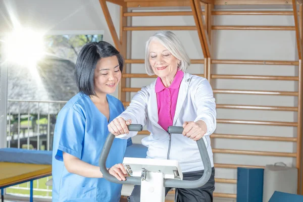 Азійська Жінка Медсестра Грає Посміхається Зрілою Літньою Жінкою Роблячи Фізичні — стокове фото