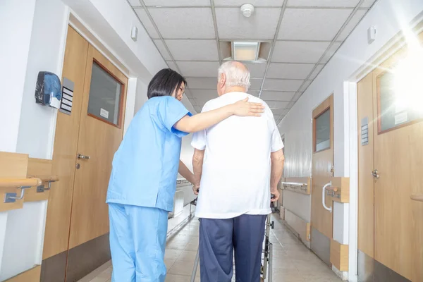 Asyalı Kadın Doktor Olgun Yaşlı Adamı Walker Rahatlatıyor Kadın Erkek — Stok fotoğraf