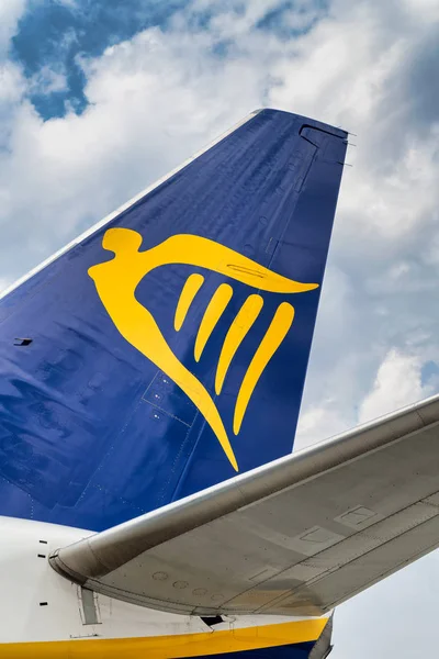 Budapest-april 3, 2019: Ryanair flyg plan i landnings banan. Mer från ryanai — Stockfoto