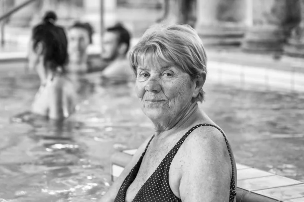 Termal Banyoların Tadını Çıkaran Olgun Emekli Bir Kadın Sağlık Mutluluk — Stok fotoğraf
