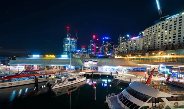 SYDNEY - NOVEMBRO 8, 2015: Bela vista noturna de Darling Harbo — Fotografia de Stock