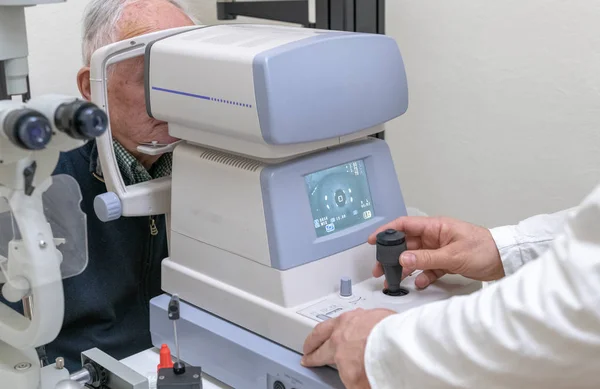 Professionell Optiker Undersöker Äldre Manlig Patient Med Hjälp Särskild Utrustning — Stockfoto