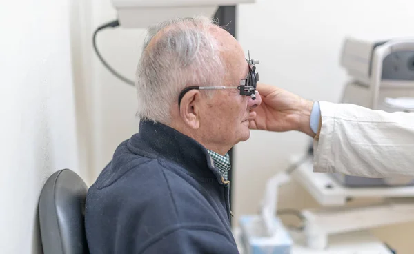 Optometrista Masculino Verificando Visão Seu Paciente Escolhendo Lente Para Ela — Fotografia de Stock