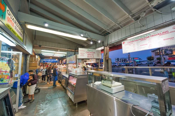 SAN FRANCISCO, CA - 6 de agosto de 2017: La gente disfruta del mercado de pescado —  Fotos de Stock