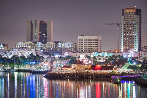 San Diego, CA-31 lipca 2017: nocne refleksje Downtown San — Zdjęcie stockowe