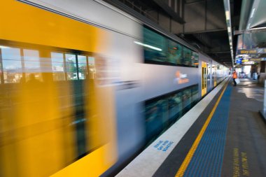 Sidney-Ekim 2015: tren istasyonunda metro treni. Bu konuda 