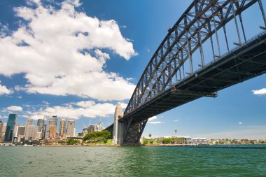 Sydney-Ekim 2015: bir güneş üzerinde Sydney Harbor panoramik görünümü