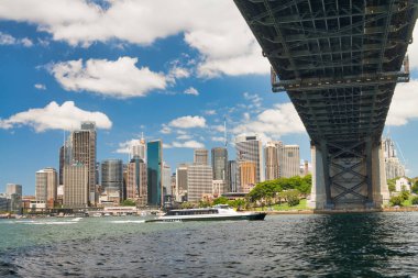 Sydney-Ekim 2015: bir güneş üzerinde Sydney Harbor panoramik görünümü